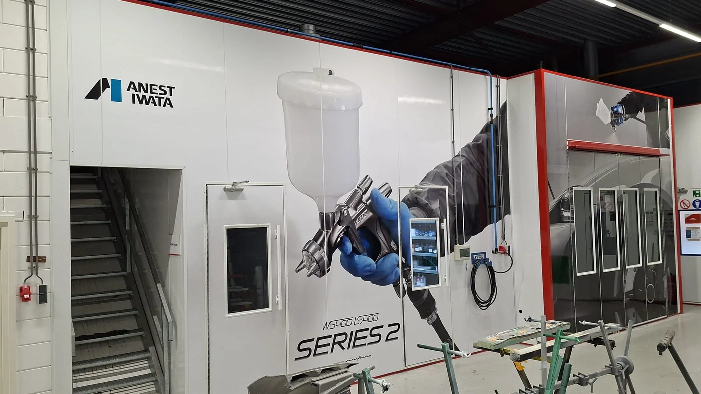 Anest Iwata democentrum — spuitcabine voorzien van full colour printwerk
