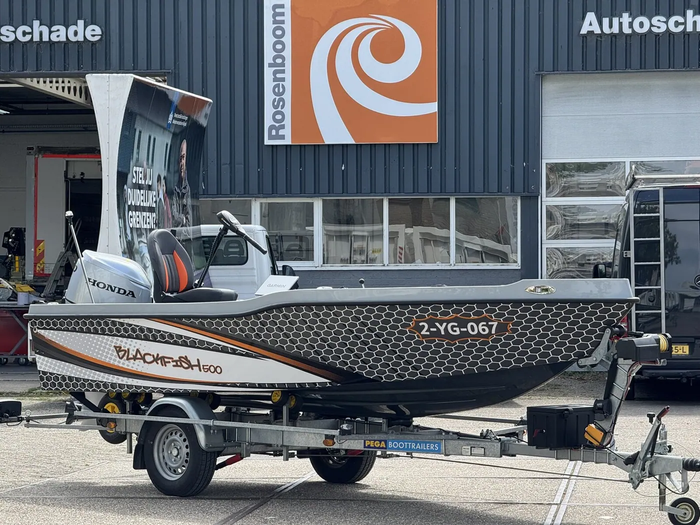 Blackfish 500 — Full colour wrap visserboot met honingraatpatroon