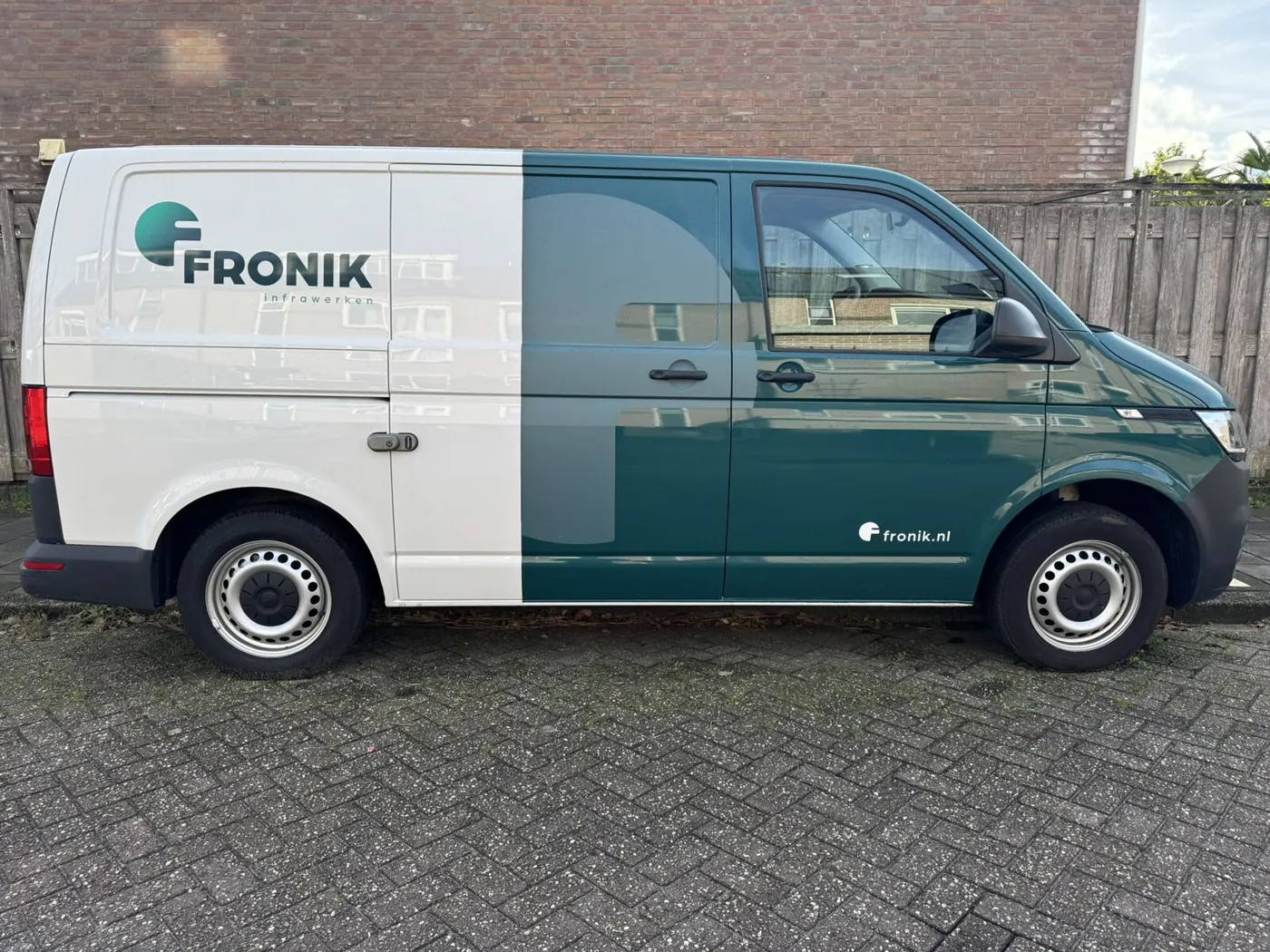 FRONIK Infrawerken — Tweekleurige autowrap