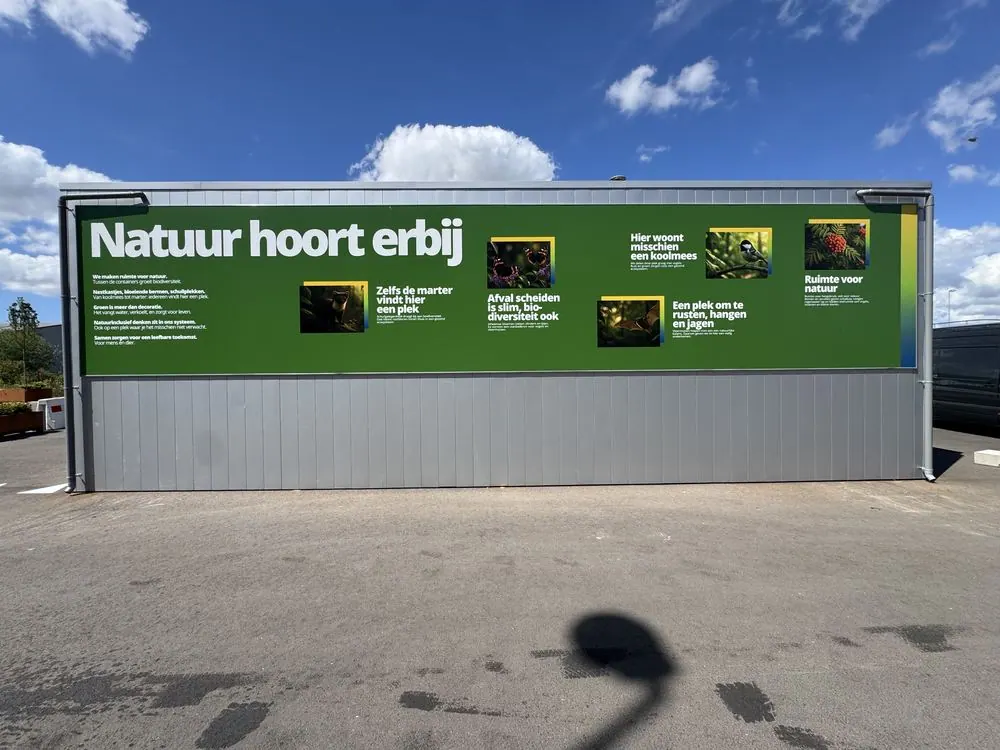 Gevelreclame — 12 x 2,5 meter geveldoek strak tegen de wand gemonteerd. Klopprofiel met full colour geprint zeildoek