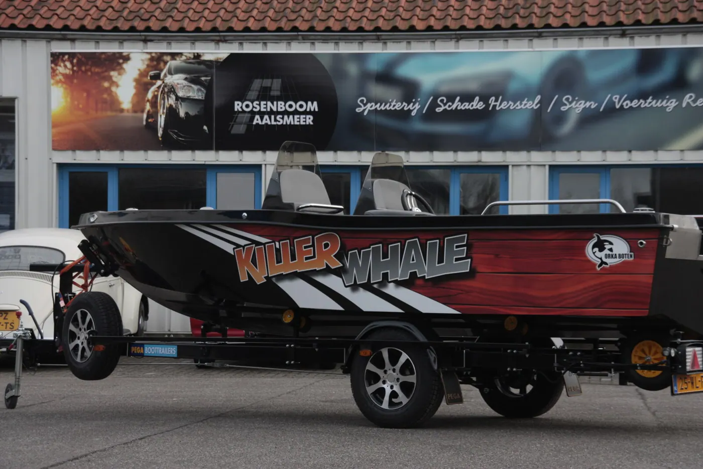 Killer Whale — Orka Boten — Full colour wrap met striping