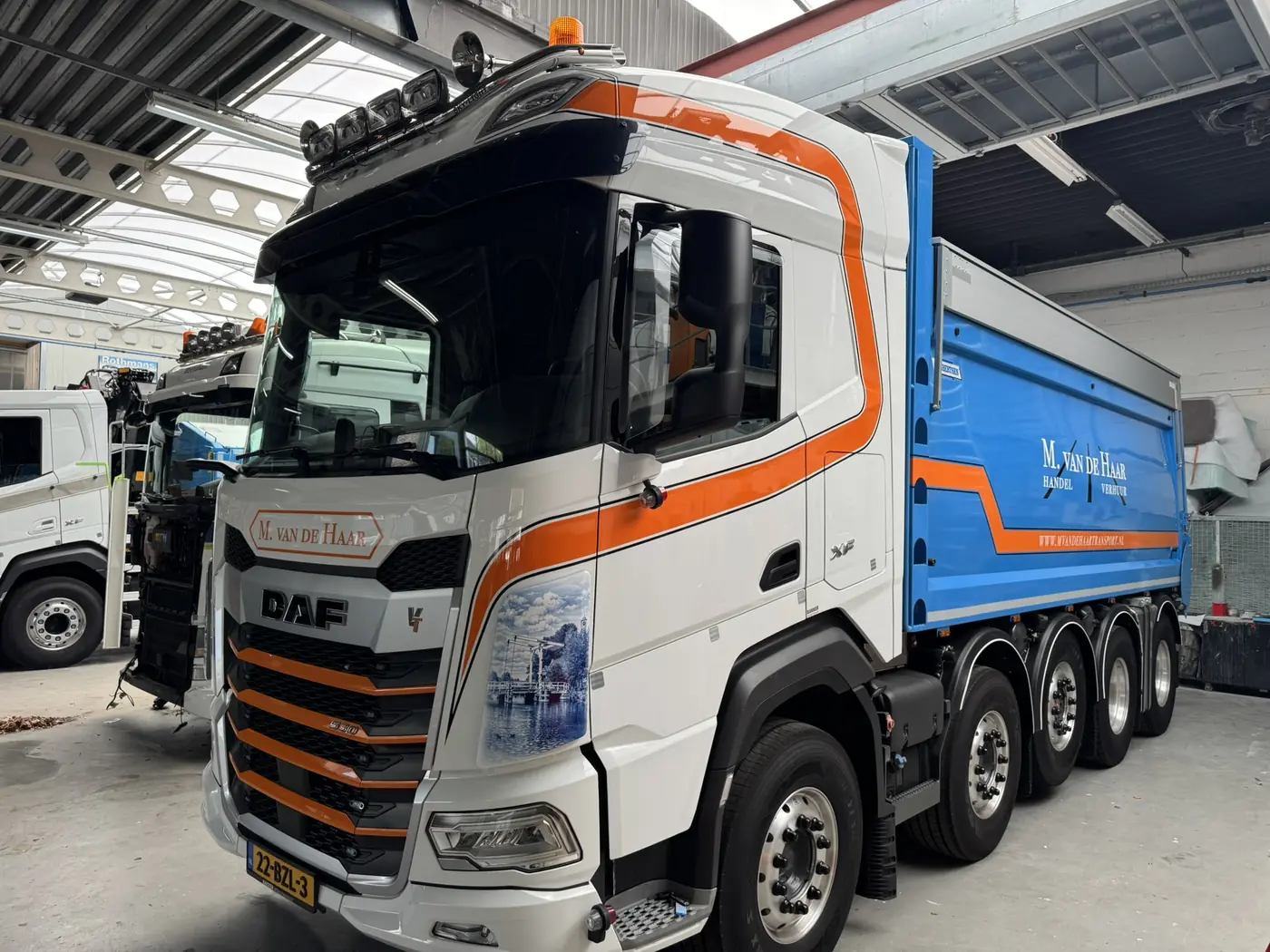 DAF XF van M. van de Haar Handel & Verhuur: grildelen en striping op de cabine in twee kleuren gespoten, windvangers gewrapt in Delfts blauw