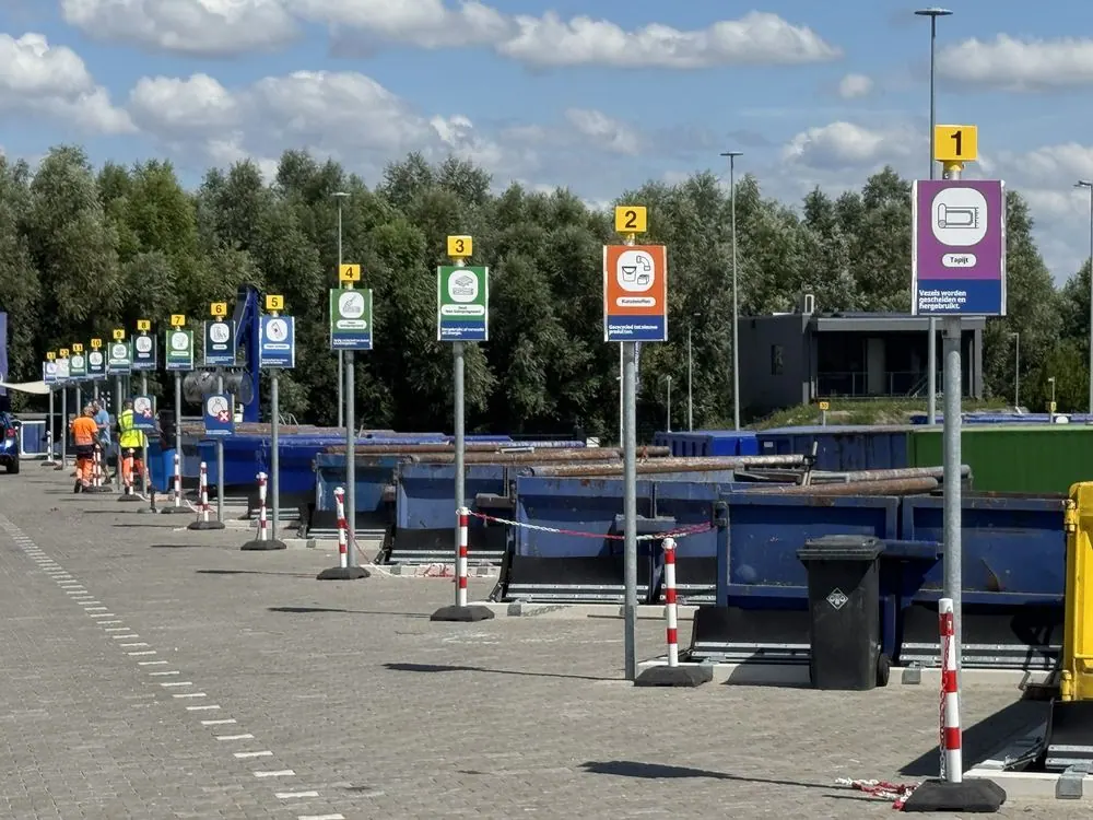 Milieustraat Meerlanden Nieuw Vennep — Complete reeks genummerde borden met pictogrammen langs de containers op het afvalbrengstation
