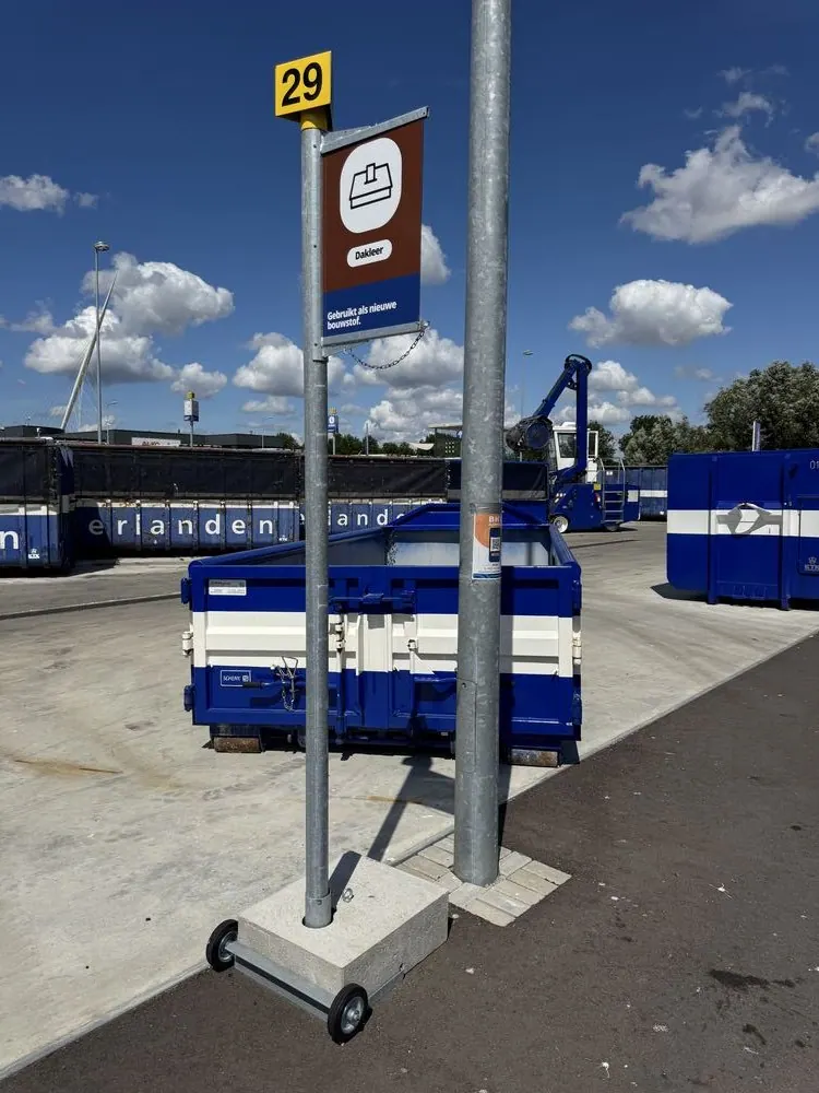 Mobiele bewegwijzering — Genummerd bord met pictogram en toelichting, gemonteerd op verrijdbare paal