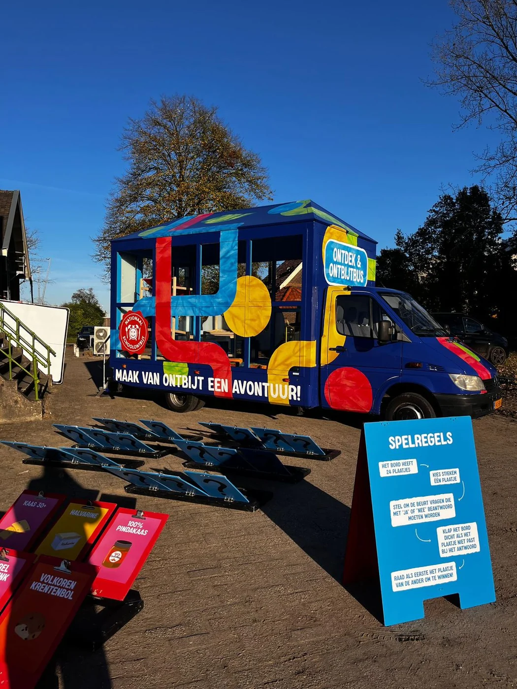 Nationaal Schoolontbijt — Ontdek & Ontbijtbus, binnen- en buitenzijde voorzien van full colour stickers