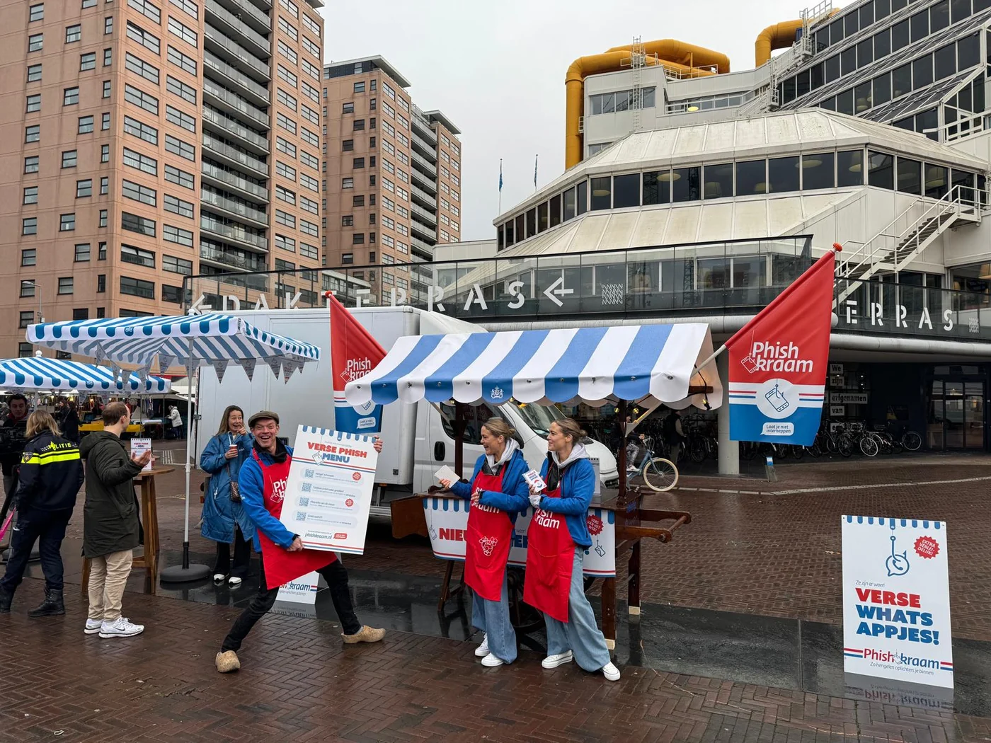 Phishkraam — viskraam voorzien van vlaggen, geprint dak en diverse toebehoren voor een promotieactie