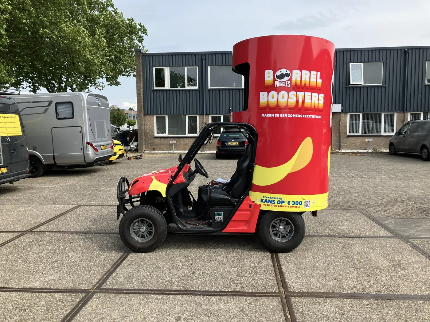 Pringles Borrelroosters promovoertuig met opbouw in de vorm van een chipsbus, losse delen gespoten en voorzien van full colour stickers