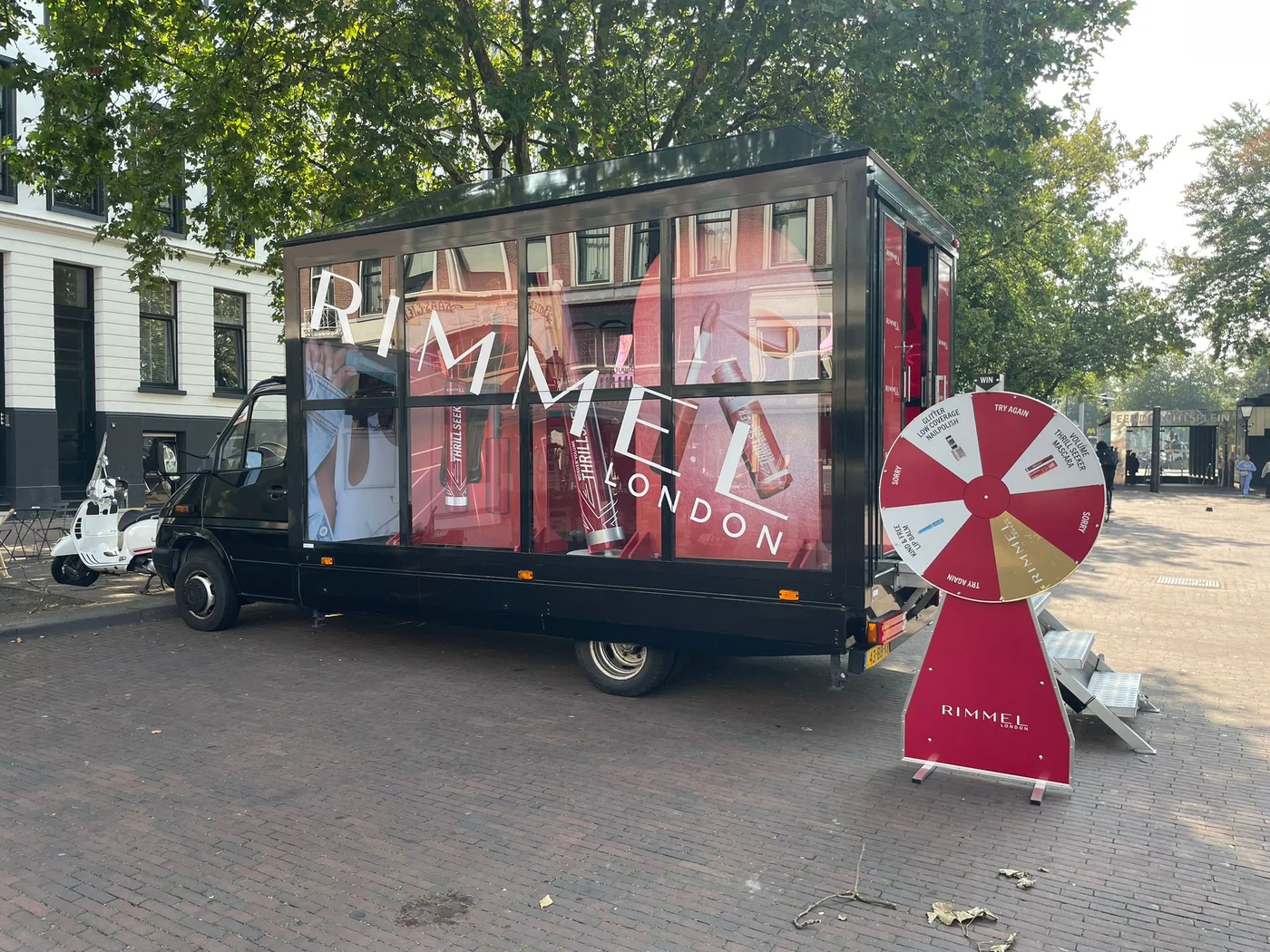 Rimmel London — promowagen binnen- en buitenzijde voorzien van full colour stickers voor de introductie van een nieuw product