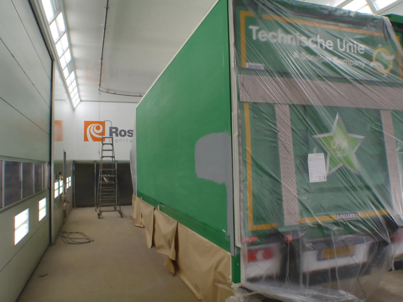 Technische Unie — Trailer in spuitcabine