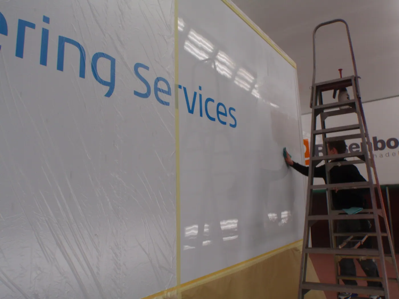 Trailer belettering — Reiniging en afwerking na spuitwerk